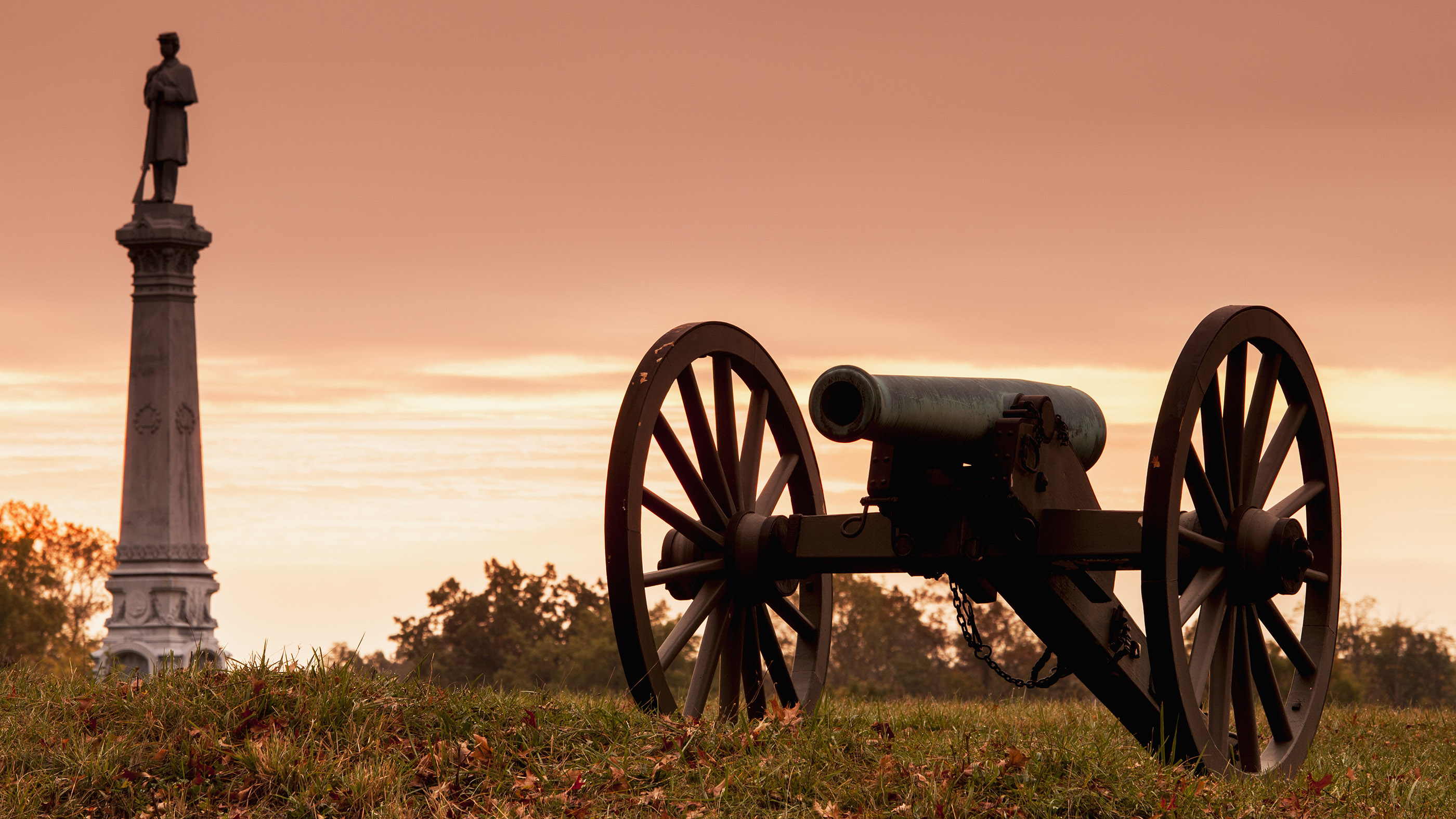 La batalla de Gettysburg, el monumento del campo de batalla y el cañón de la Guerra Civil mostrados al amanecer.