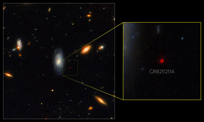 Esto muestra el brillo de una kilonova que siguió al extraño estallido de rayos gamma llamado GRB 211211A, en imágenes del Telescopio Gemini Norte y el Telescopio Espacial Hubble.