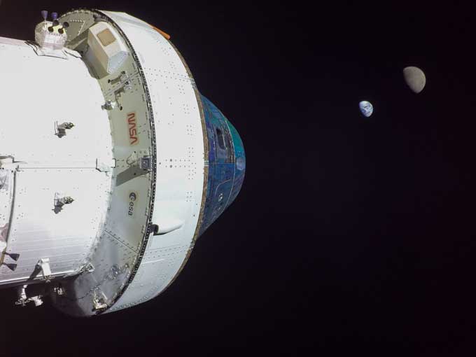 la cápsula espacial de Orión sobre un fondo del espacio, con la Tierra y la luna como pequeños semicírculos en la distancia