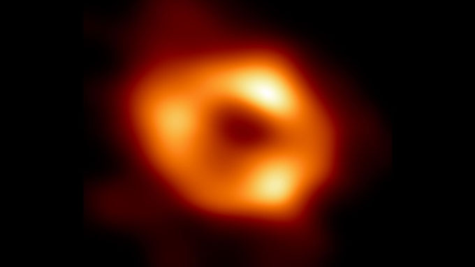 El anillo naranja brillante muestra el horizonte de sucesos del agujero negro gigante de la Vía Láctea, Sagitario A*.