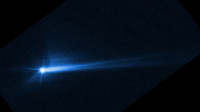 Una imagen del telescopio espacial Hubble muestra una corriente dividida de polvo y roca del asteroide Dimorphos.