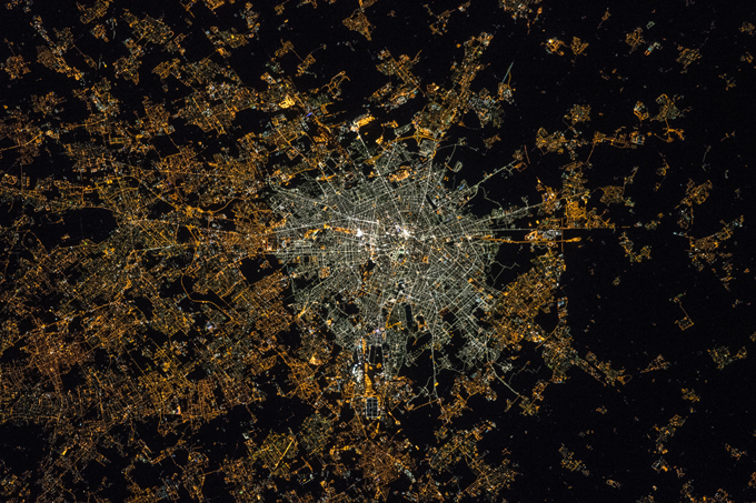 imagen de satélite de Milán de noche tomada desde la Estación Espacial Internacional