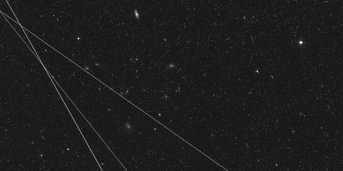 Una foto del telescopio espacial Hubble con estrellas vistas y tres líneas blancas en el lado izquierdo de la imagen.