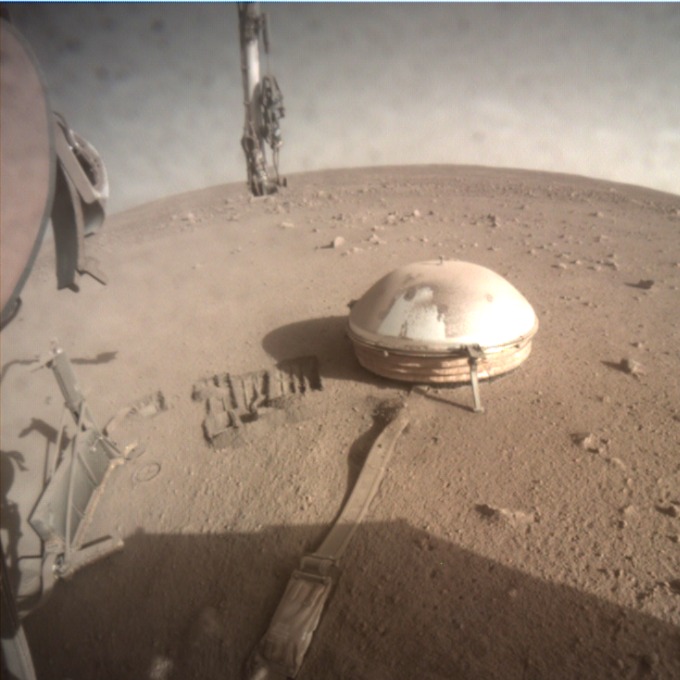 Una foto del sismómetro en forma de almeja de InSight en la superficie de Marte.